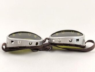 Getönte Brille mit Aluminiumrahmen, sieht man so...
