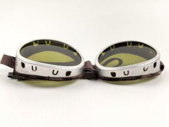 Getönte Brille mit Aluminiumrahmen, sieht man so immer wieder auf Fotos bei Angehörigen der Gebirgstruppe. Ungetragenes Stück, grüne Chelluloidgläser