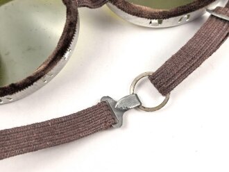 Getönte Brille mit Aluminiumrahmen, sieht man so immer wieder auf Fotos bei Angehörigen der Gebirgstruppe. Ungetragenes Stück, grüne Chelluloidgläser