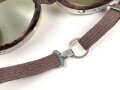 Getönte Brille mit Aluminiumrahmen, sieht man so immer wieder auf Fotos bei Angehörigen der Gebirgstruppe. Ungetragenes Stück, grüne Chelluloidgläser