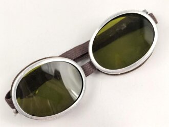 Getönte Brille mit Aluminiumrahmen, sieht man so immer wieder auf Fotos bei Angehörigen der Gebirgstruppe. Ungetragenes Stück, grüne Chelluloidgläser