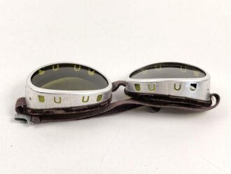 Getönte Brille mit Aluminiumrahmen, sieht man so immer wieder auf Fotos bei Angehörigen der Gebirgstruppe. Ungetragenes Stück, grüne Chelluloidgläser
