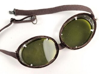 Getönte Brille mit Aluminiumrahmen, sieht man so immer wieder auf Fotos bei Angehörigen der Gebirgstruppe. Ungetragenes Stück, grüne Chelluloidgläser