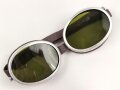 Getönte Brille mit Aluminiumrahmen, sieht man so immer wieder auf Fotos bei Angehörigen der Gebirgstruppe. Ungetragenes Stück, grüne Chelluloidgläser