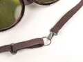 Getönte Brille mit Aluminiumrahmen, sieht man so immer wieder auf Fotos bei Angehörigen der Gebirgstruppe. Ungetragenes Stück, grüne Chelluloidgläser