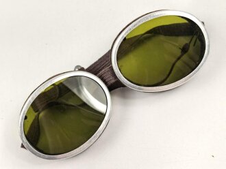 Getönte Brille mit Aluminiumrahmen, sieht man so immer wieder auf Fotos bei Angehörigen der Gebirgstruppe. Ungetragenes Stück, grüne Chelluloidgläser