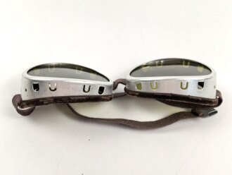 Getönte Brille mit Aluminiumrahmen, sieht man so...