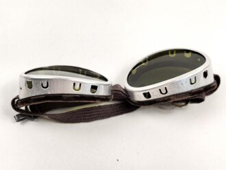 Getönte Brille mit Aluminiumrahmen, sieht man so immer wieder auf Fotos bei Angehörigen der Gebirgstruppe. Ungetragenes Stück, grüne Chelluloidgläser