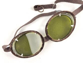 Getönte Brille mit Aluminiumrahmen, sieht man so immer wieder auf Fotos bei Angehörigen der Gebirgstruppe. Ungetragenes Stück, grüne Chelluloidgläser