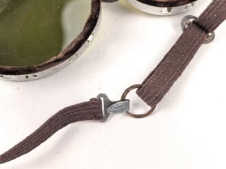Getönte Brille mit Aluminiumrahmen, sieht man so immer wieder auf Fotos bei Angehörigen der Gebirgstruppe. Ungetragenes Stück, grüne Chelluloidgläser