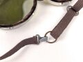 Getönte Brille mit Aluminiumrahmen, sieht man so immer wieder auf Fotos bei Angehörigen der Gebirgstruppe. Ungetragenes Stück, grüne Chelluloidgläser