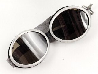 Getönte Brille mit Aluminiumrahmen, sieht man so...