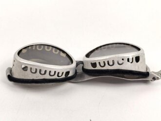 Getönte Brille mit Aluminiumrahmen, sieht man so...