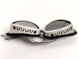 Getönte Brille mit Aluminiumrahmen, sieht man so immer wieder auf Fotos bei Angehörigen der Gebirgstruppe. Ungetragenes Stück, getöntes Glas