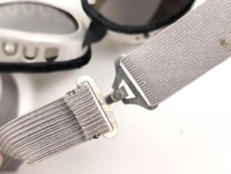 Getönte Brille mit Aluminiumrahmen, sieht man so immer wieder auf Fotos bei Angehörigen der Gebirgstruppe. Ungetragenes Stück, getöntes Glas