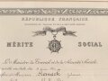 Frankreich , Verleihungsurkunde zum Sozialverdienstorden ( Merite Socila ) datiert 1954. Neuzeitlich gerahmt, Maße des Rahmen 37 x 45cm