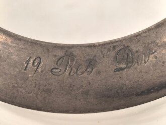 1.Weltkrieg, Aschenbecher aus Preßglas mit versilberter Montierung und Gravur " Weihnachten 1915, 19. res. Div." Durchmesser etwa 14,5cm