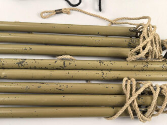 Afrikakorps / Tropen, Moskitonetz für das Feldbett mit vollständigem Gestänge von 1942, dazu ein Transportsack. Eigentumsvermerk des Obergefreiten Neumann.