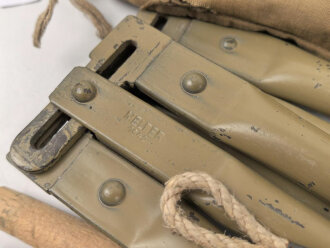 Afrikakorps / Tropen, Moskitonetz für das Feldbett mit vollständigem Gestänge von 1942, dazu ein Transportsack. Eigentumsvermerk des Obergefreiten Neumann.