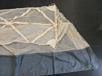 Afrikakorps / Tropen, Moskitonetz für das Feldbett mit vollständigem Gestänge von 1942, dazu ein Transportsack. Eigentumsvermerk des Obergefreiten Neumann.