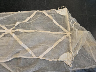 Afrikakorps / Tropen, Moskitonetz für das Feldbett mit vollständigem Gestänge von 1942, dazu ein Transportsack. Eigentumsvermerk des Obergefreiten Neumann.