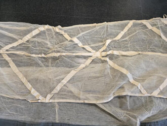 Afrikakorps / Tropen, Moskitonetz für das Feldbett mit vollständigem Gestänge von 1942, dazu ein Transportsack. Eigentumsvermerk des Obergefreiten Neumann.
