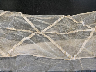 Afrikakorps / Tropen, Moskitonetz für das Feldbett mit vollständigem Gestänge von 1942, dazu ein Transportsack. Eigentumsvermerk des Obergefreiten Neumann.
