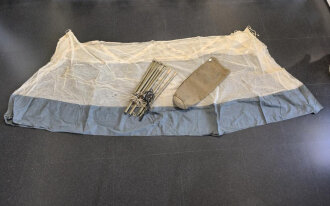 Afrikakorps / Tropen, Moskitonetz für das Feldbett mit vollständigem Gestänge von 1942, dazu ein Transportsack. Eigentumsvermerk des Obergefreiten Neumann.