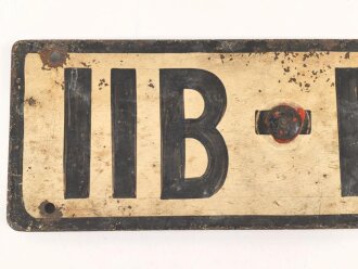 Nummernschild aus der Zeit des 2. Weltkrieg, wohl für Lastkraftwagen. Maße 13 x 60cm