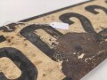 Nummernschild aus der Zeit des 2. Weltkrieg, wohl für Lastkraftwagen. Maße 13 x 60cm