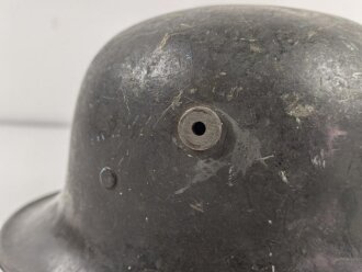 1.Weltkrieg , Stahlhelm Modell 1917. Hersteller ET64 ( Eisenhüttenwerk Thale A.G., Thale a/Harz)  Ungereinigtes Stück, Nieten und Ring original und zugehörig., die Lüftungsbolzen warum auch immer abgesägt, innen mit bunten Farbflecken.