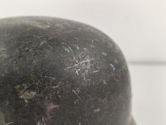 1.Weltkrieg , Stahlhelm Modell 1917. Hersteller ET64 ( Eisenhüttenwerk Thale A.G., Thale a/Harz)  Ungereinigtes Stück, Nieten und Ring original und zugehörig., die Lüftungsbolzen warum auch immer abgesägt, innen mit bunten Farbflecken.
