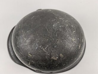 1.Weltkrieg , Stahlhelm Modell 1917. Hersteller ET64 ( Eisenhüttenwerk Thale A.G., Thale a/Harz)  Ungereinigtes Stück, Nieten und Ring original und zugehörig., die Lüftungsbolzen warum auch immer abgesägt, innen mit bunten Farbflecken.