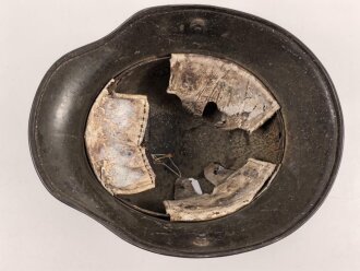 1.Weltkrieg , Stahlhelm Modell 1917. Hersteller ET64 ( Eisenhüttenwerk Thale A.G., Thale a/Harz)  Ungereinigtes Stück, Nieten und Ring original und zugehörig., die Lüftungsbolzen warum auch immer abgesägt, innen mit bunten Farbflecken.
