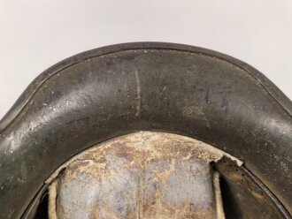 1.Weltkrieg , Stahlhelm Modell 1917. Hersteller ET64 ( Eisenhüttenwerk Thale A.G., Thale a/Harz)  Ungereinigtes Stück, Nieten und Ring original und zugehörig., die Lüftungsbolzen warum auch immer abgesägt, innen mit bunten Farbflecken.