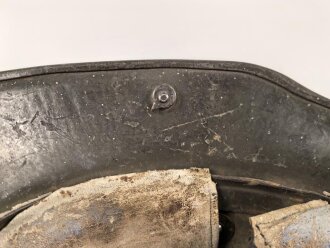 1.Weltkrieg , Stahlhelm Modell 1917. Hersteller ET64 ( Eisenhüttenwerk Thale A.G., Thale a/Harz)  Ungereinigtes Stück, Nieten und Ring original und zugehörig., die Lüftungsbolzen warum auch immer abgesägt, innen mit bunten Farbflecken.
