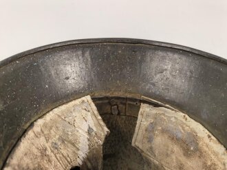 1.Weltkrieg , Stahlhelm Modell 1917. Hersteller ET64 ( Eisenhüttenwerk Thale A.G., Thale a/Harz)  Ungereinigtes Stück, Nieten und Ring original und zugehörig., die Lüftungsbolzen warum auch immer abgesägt, innen mit bunten Farbflecken.