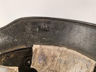 1.Weltkrieg , Stahlhelm Modell 1917. Hersteller ET64 ( Eisenhüttenwerk Thale A.G., Thale a/Harz)  Ungereinigtes Stück, Nieten und Ring original und zugehörig., die Lüftungsbolzen warum auch immer abgesägt, innen mit bunten Farbflecken.
