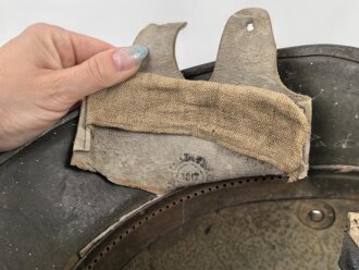 1.Weltkrieg , Stahlhelm Modell 1917. Hersteller ET64 ( Eisenhüttenwerk Thale A.G., Thale a/Harz)  Ungereinigtes Stück, Nieten und Ring original und zugehörig., die Lüftungsbolzen warum auch immer abgesägt, innen mit bunten Farbflecken.