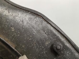 1.Weltkrieg , Stahlhelm Modell 1917. Hersteller ET64 ( Eisenhüttenwerk Thale A.G., Thale a/Harz)  Ungereinigtes Stück, Nieten und Ring original und zugehörig., die Lüftungsbolzen warum auch immer abgesägt, innen mit bunten Farbflecken.