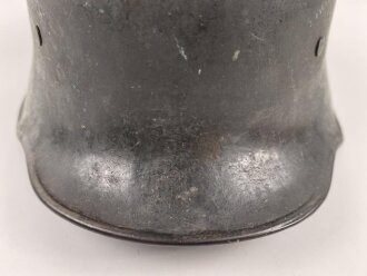 1.Weltkrieg , Stahlhelm Modell 1917. Hersteller ET64 ( Eisenhüttenwerk Thale A.G., Thale a/Harz)  Ungereinigtes Stück, Nieten und Ring original und zugehörig., die Lüftungsbolzen warum auch immer abgesägt, innen mit bunten Farbflecken.