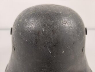 1.Weltkrieg , Stahlhelm Modell 1917. Hersteller ET64 ( Eisenhüttenwerk Thale A.G., Thale a/Harz)  Ungereinigtes Stück, Nieten und Ring original und zugehörig., die Lüftungsbolzen warum auch immer abgesägt, innen mit bunten Farbflecken.
