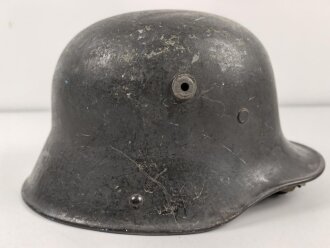 1.Weltkrieg , Stahlhelm Modell 1917. Hersteller ET64 ( Eisenhüttenwerk Thale A.G., Thale a/Harz)  Ungereinigtes Stück, Nieten und Ring original und zugehörig., die Lüftungsbolzen warum auch immer abgesägt, innen mit bunten Farbflecken.