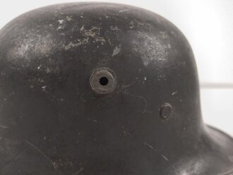 1.Weltkrieg , Stahlhelm Modell 1917. Hersteller ET64 ( Eisenhüttenwerk Thale A.G., Thale a/Harz)  Ungereinigtes Stück, Nieten und Ring original und zugehörig., die Lüftungsbolzen warum auch immer abgesägt, innen mit bunten Farbflecken.