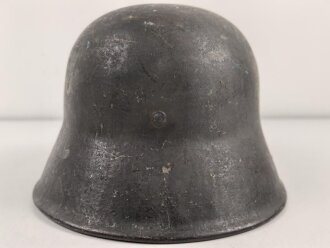 1.Weltkrieg , Stahlhelm Modell 1917. Hersteller ET64 ( Eisenhüttenwerk Thale A.G., Thale a/Harz)  Ungereinigtes Stück, Nieten und Ring original und zugehörig., die Lüftungsbolzen warum auch immer abgesägt, innen mit bunten Farbflecken.