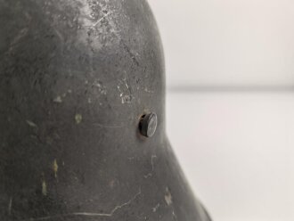 1.Weltkrieg , Stahlhelm Modell 1917. Hersteller ET64 ( Eisenhüttenwerk Thale A.G., Thale a/Harz)  Ungereinigtes Stück, Nieten und Ring original und zugehörig., die Lüftungsbolzen warum auch immer abgesägt, innen mit bunten Farbflecken.