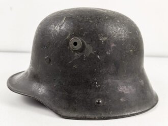 1.Weltkrieg , Stahlhelm Modell 1917. Hersteller ET64 ( Eisenhüttenwerk Thale A.G., Thale a/Harz)  Ungereinigtes Stück, Nieten und Ring original und zugehörig., die Lüftungsbolzen warum auch immer abgesägt, innen mit bunten Farbflecken.