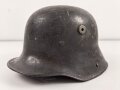 1.Weltkrieg , Stahlhelm Modell 1917. Hersteller ET64 ( Eisenhüttenwerk Thale A.G., Thale a/Harz)  Ungereinigtes Stück, Nieten und Ring original und zugehörig., die Lüftungsbolzen warum auch immer abgesägt, innen mit bunten Farbflecken.