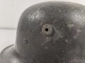 1.Weltkrieg , Stahlhelm Modell 1917. Hersteller ET64 ( Eisenhüttenwerk Thale A.G., Thale a/Harz)  Ungereinigtes Stück, Nieten und Ring original und zugehörig., die Lüftungsbolzen warum auch immer abgesägt, innen mit bunten Farbflecken.