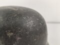 1.Weltkrieg , Stahlhelm Modell 1917. Hersteller ET64 ( Eisenhüttenwerk Thale A.G., Thale a/Harz)  Ungereinigtes Stück, Nieten und Ring original und zugehörig., die Lüftungsbolzen warum auch immer abgesägt, innen mit bunten Farbflecken.